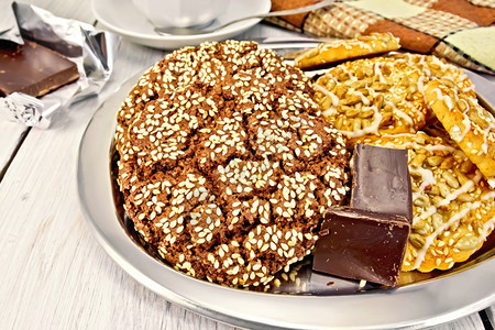 巧克力饼干和短巧克力茶杯餐巾纸图片