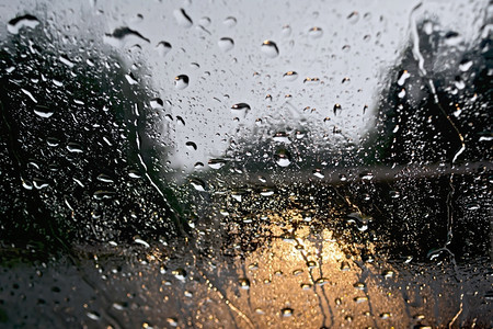 汽车玻璃窗的雨滴图片