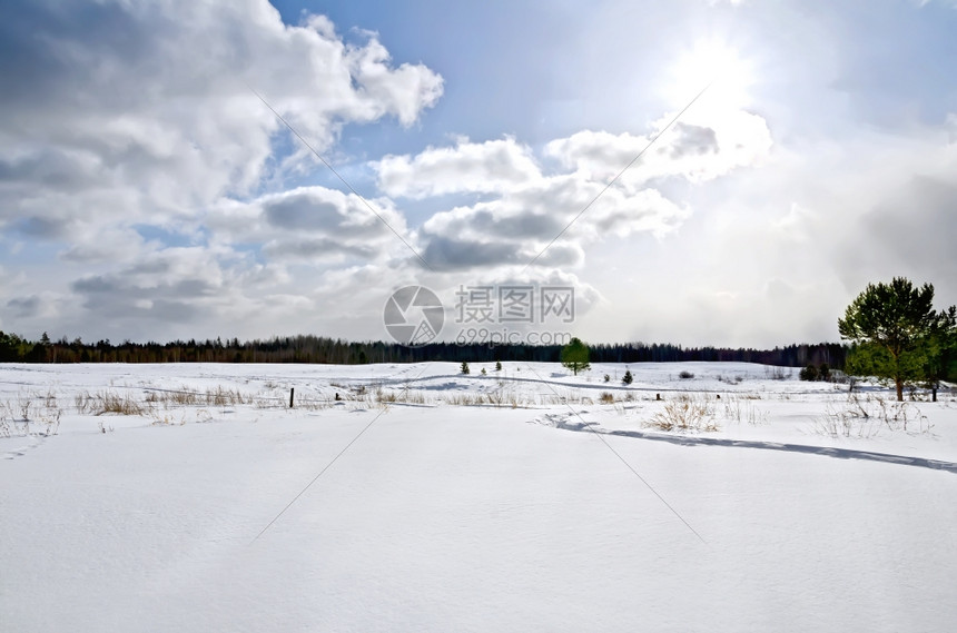 冬被雪覆盖的田地湖畔图片