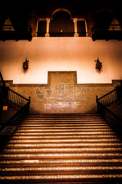 由大理石和木头制成的西班牙复兴古老楼梯图片