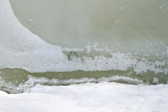 与河水和雪不同的冰质图片