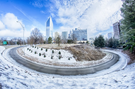 冰雪覆盖的城市和街道图片