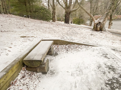 冬天在公园里坐长凳冬天下雪图片