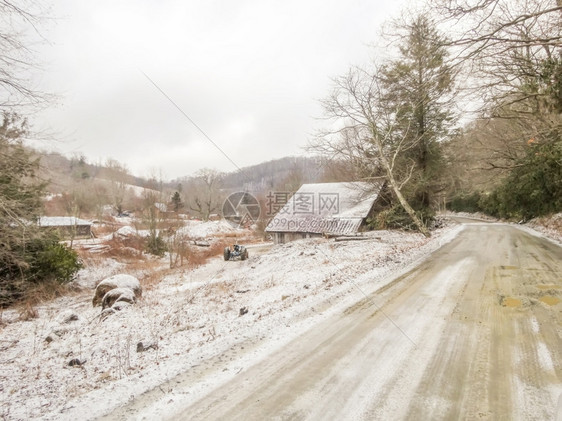 冬季道路旁的积雪图片