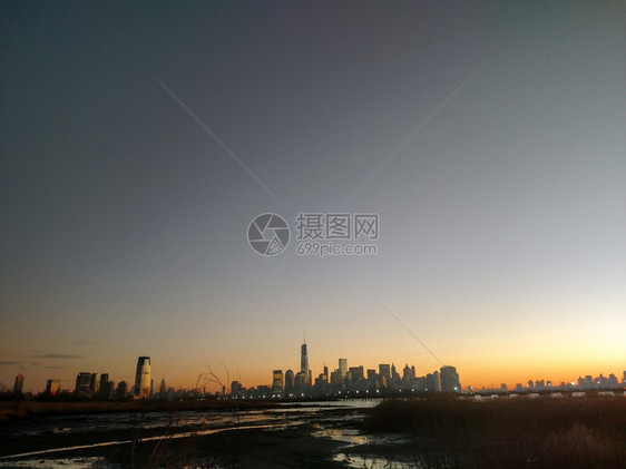 日出时的曼哈顿全景图片