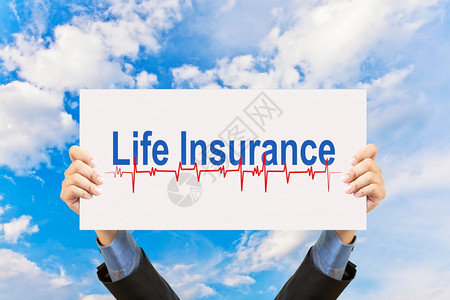 生命保险拥有人寿保险概念和蓝天空的商人背景