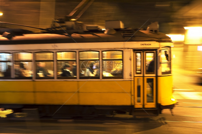 著名的28号电车晚上在利斯本脚下运动模糊图片
