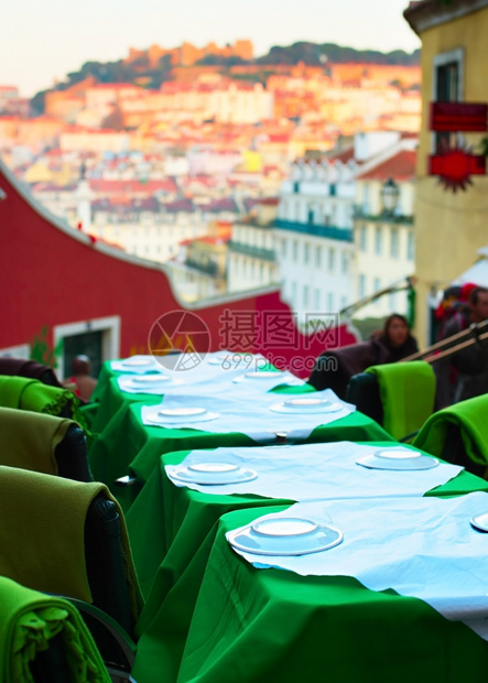 露天Lisbon老城街的户外餐厅图片