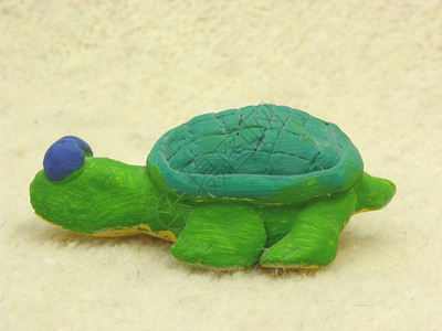 柔软背景的手工制陶瓷乌龟图片