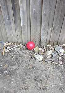 在风湿木材墙前的红色气球图片