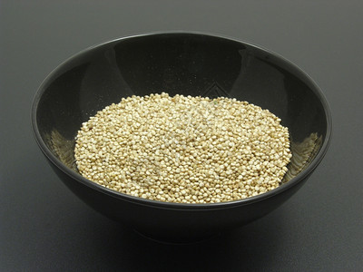 满碗的西瓜加一头枯熟的quinoa高清图片