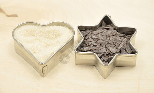 详细但简单的糖和巧克力饼干切机图像图片