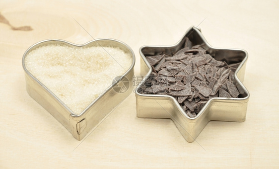 详细但简单的糖和巧克力饼干切机图像图片