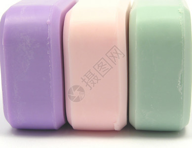 三块肥皂在白色背景的特端视图中图片