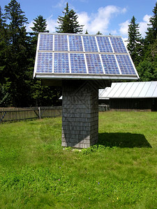 木底结构上的太阳能收集器图片