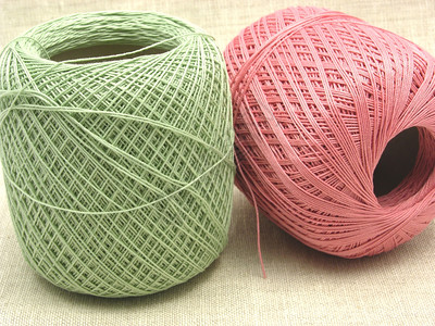 以绿色和粉的两球羊毛为背景图片