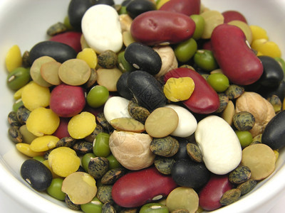 对一碗菜混合而多彩的豆子近视图片