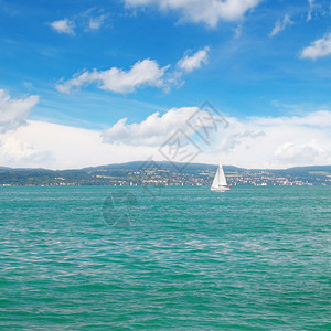 绿海和帆船的景图片