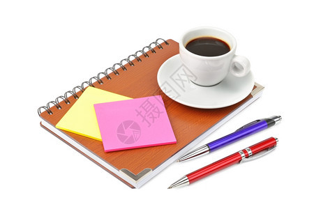 白背景上分离的咖啡和笔记本咖啡杯图片