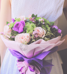 带花束的新娘或伴反向过滤效果图片