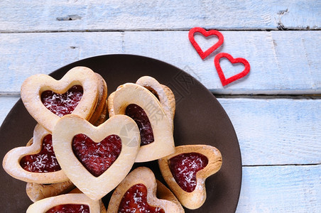 情人节日自制饼干放在木桌子上图片