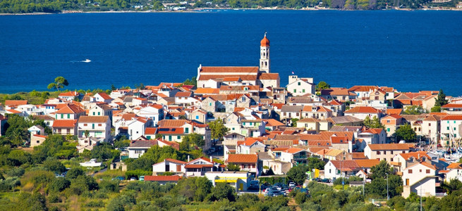海边山丘上的地中海村庄Betina杂鱼岛croati图片