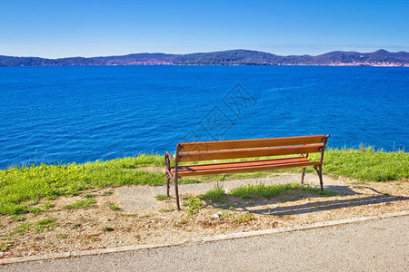 海边空的长凳沙达尔克罗提亚图片