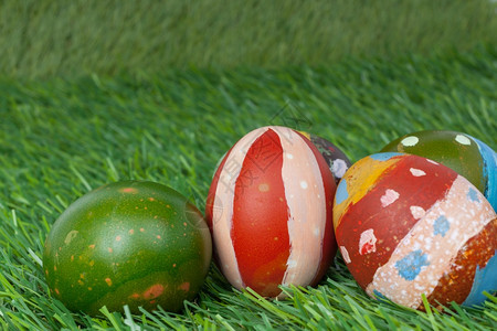 青草上快乐的东部鸡蛋组可以用作神节的背景图片