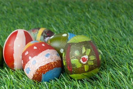 青草上快乐的东部鸡蛋组可以用作神节的背景图片