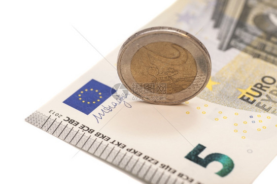 欧元硬币和钞票孤立图片