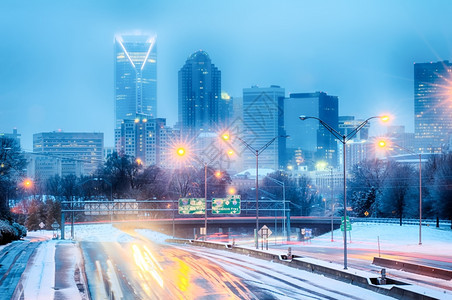 雪暴和冰雨之后的城市和道路图片