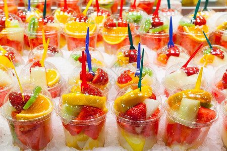 在西班牙市场的水果沙拉如此详细的全色图片