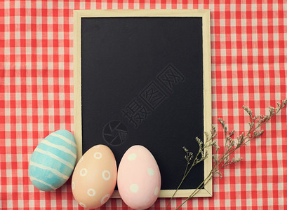 白黑板空上的彩色东方鸡蛋具有反向过滤效果图片