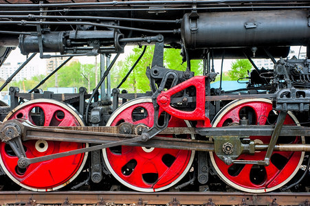 车轮蒸汽机关闭在铁路上图片