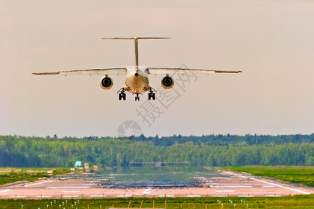 飞机起飞离开机场图片