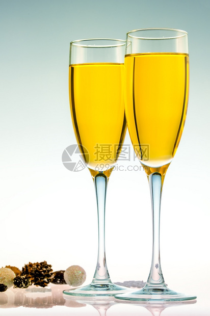 庆祝新年的香槟杯图片