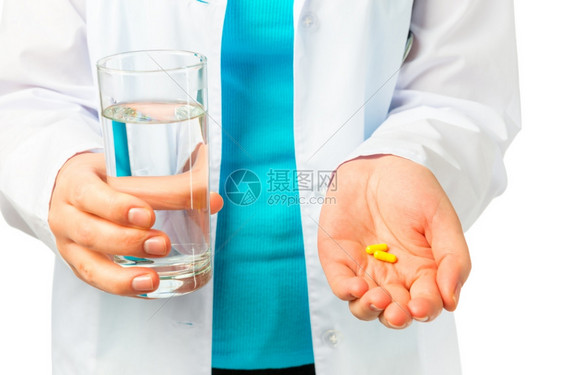 医生给一杯水和药丸图片