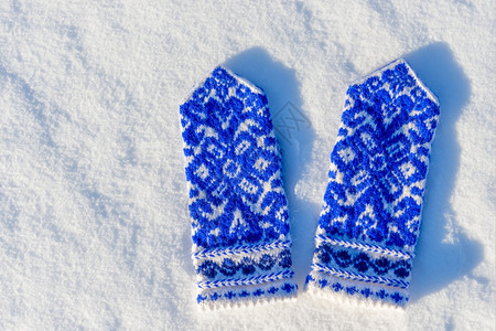雪上有美丽图案的手套图片