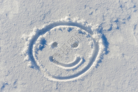 欢笑的脸被雪所吸引图片