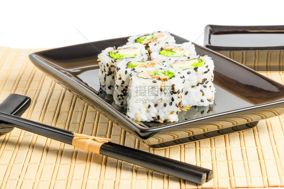 黑色盘子里的寿司图片
