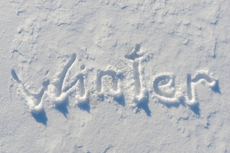 雪地表面写着冬季字图片