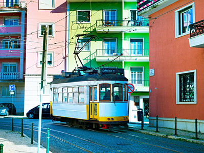 Lisbon市中心里士本街上的复古风格电车图片