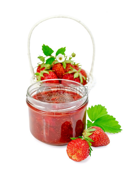 在玻璃罐子里的草莓果酱在白色篮子里的草莓图片
