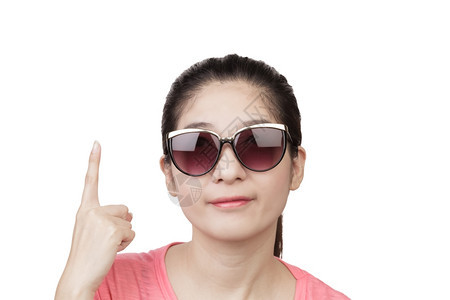女亚洲人微笑戴眼镜手指在白色背景上图片