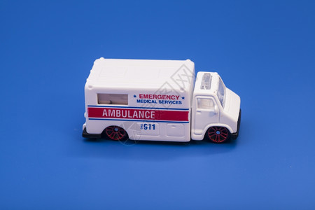 蓝底的玩具救护车图片