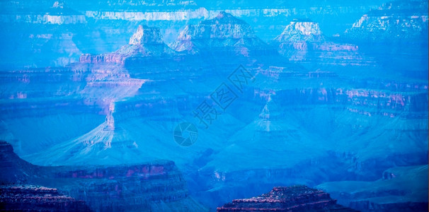 阳光明媚的峡谷蓝天空图片