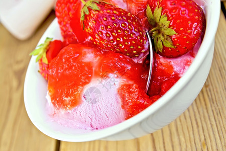 白碗中草莓冰淇淋木板上有草莓图片