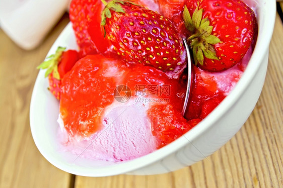白碗中草莓冰淇淋木板上有草莓图片