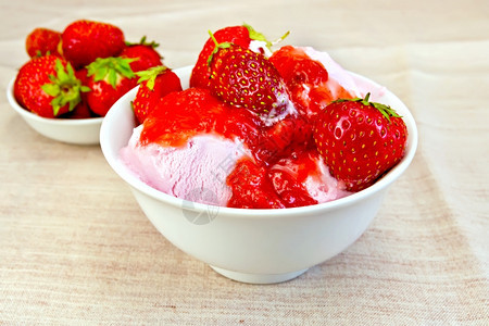 白碗中草莓冰淇淋布料背景的草莓图片
