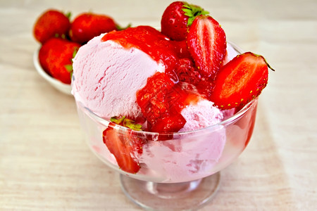 草莓冰淇淋放在玻璃碗里布料背景的草莓图片